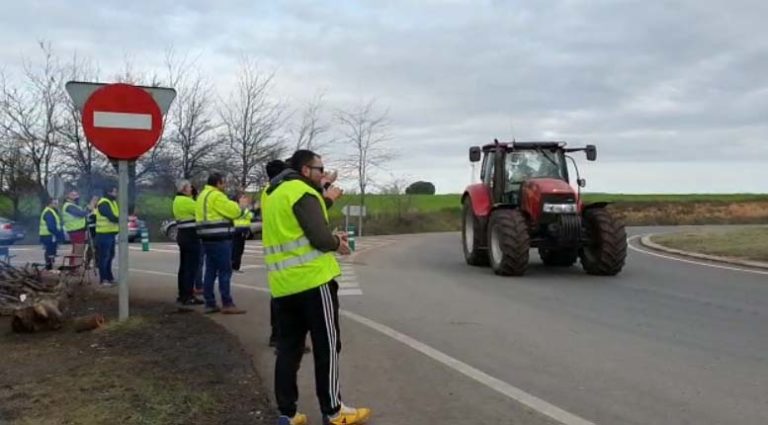 Despliegue policial en Puertollano para evitar la entrada de cabezas tractoras en la ciudad