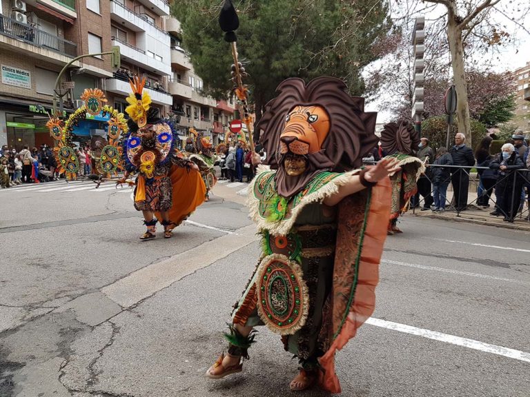 (Galería de fotos) Zulús, caballeros, caperucitas y toreros: El desfile devuelve la fantasía popular del carnaval a Puertollano