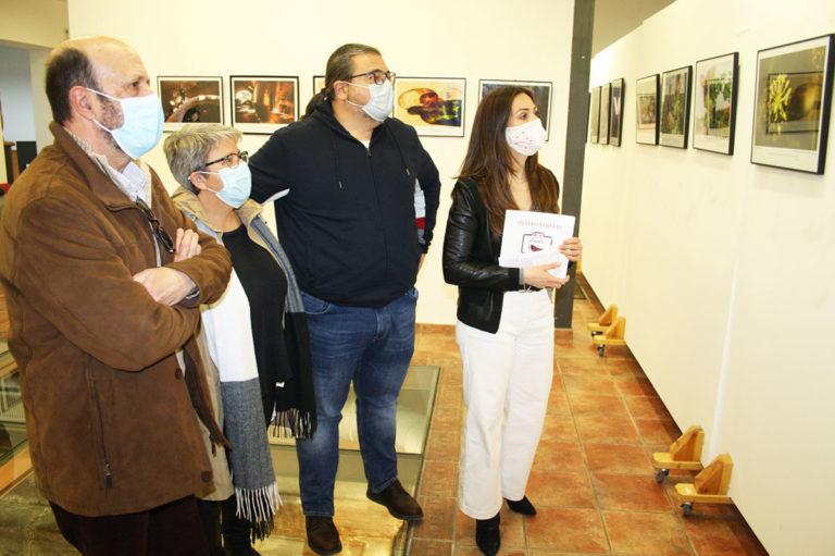 La verdad del vino en una exposición del colectivo fotográfico Raw en Casa de Baños de Puertollano