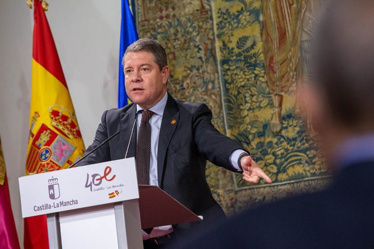 Page suspende de forma indefinida el recién aprobado canon del agua y negociará con la UE su supresión