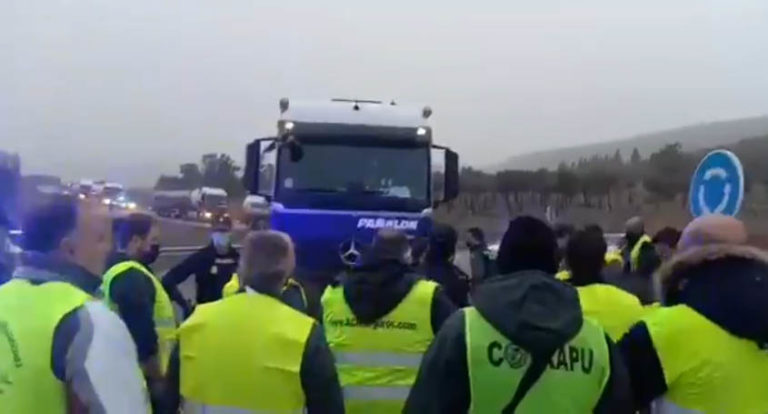 Prosigue el tenso paro de transportistas en Puertollano, en vísperas de una manifestación convocada este jueves