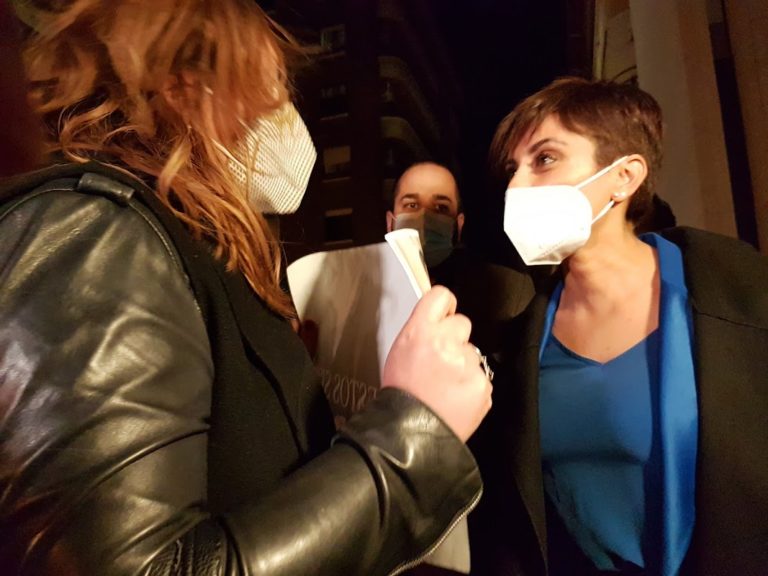 Transportistas trasladan su malestar a la ministra Isabel Rodríguez a su llegada a Puertollano: «Somos ultras del pan de nuestros hijos»
