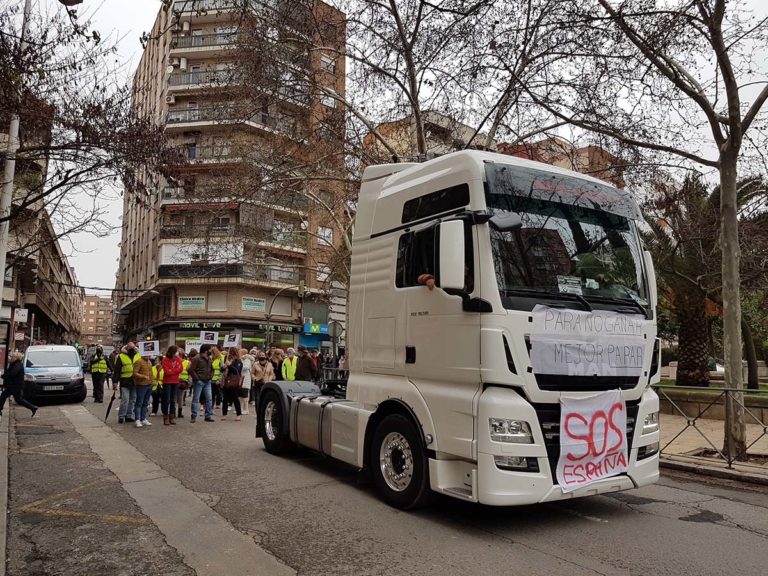 Medio millar de personas se manifiestan en Puertollano pidiendo soluciones para el sector del transporte, entre muestras de apoyo ciudadano