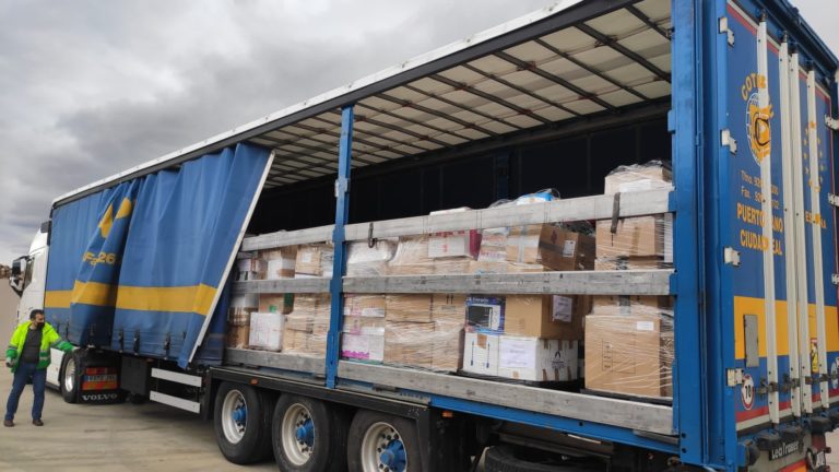 Puertollano llena tres tráilers con 20 toneladas de material para Ucrania