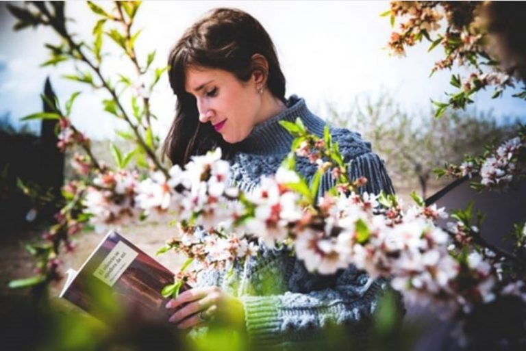La graduada por la UCLM Elena García Caballero novela su experiencia con la sordera en ‘El silencio se apodera de mí’