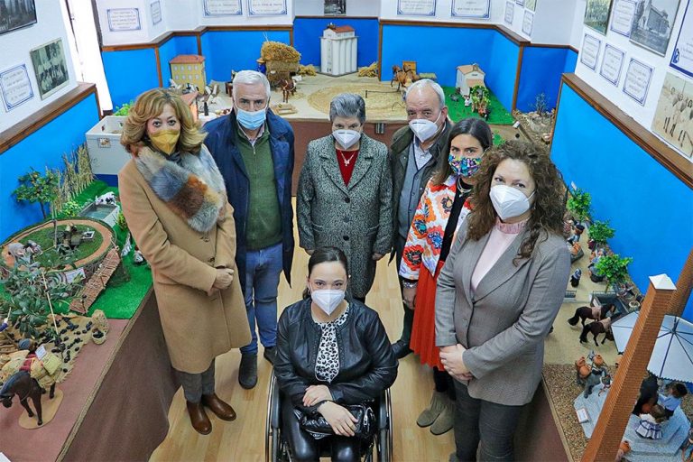 ‘Almodóvar en miniatura’, el inmersivo viaje al pasado que ha construido, a escala, Rodrigo Lara Acero