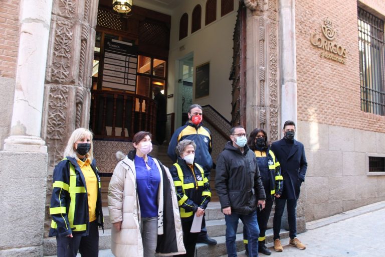 Izquierda Unida apoya las reivindicaciones de los trabajadores de Correos y denuncian el previsible cierre de la oficina de servicio postal del Casco