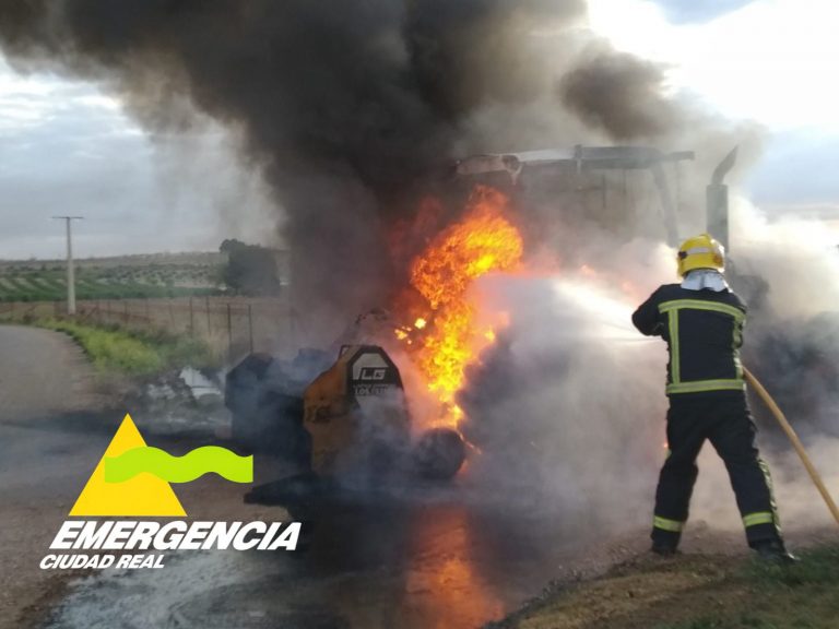 Arde un tractor en Pozuelo de Calatrava
