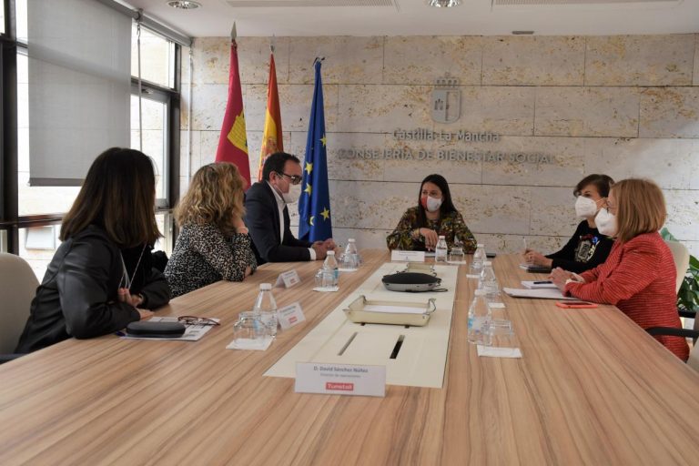 El Gobierno de Castilla-La Mancha atiende diariamente a casi 60.000 personas mediante el Servicio Público de Teleasistencia