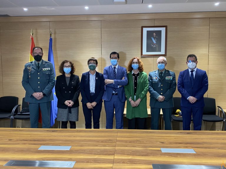 Caballero firma con la directora general de la Guardia Civil un convenio para el mantenimiento y mejora de los cuarteles de la provincia