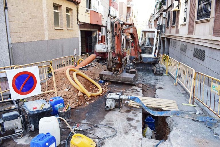 El Ayuntamiento de Puertollano renovará redes de agua, acerados, entornos escolares y centros sociales con el Plan de Obras