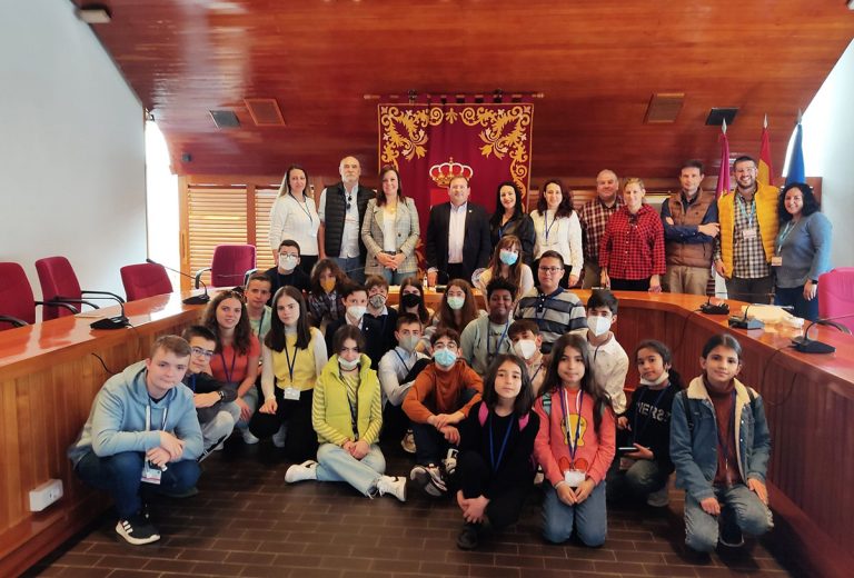 El alcalde de Puertollano recibe a alumnos y profesores extranjeros del Proyecto Erasmus llegados al colegio Salesiano