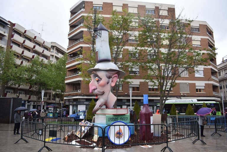 Comienzan fiestas de Valencia en Ciudad Real con la instalación de la falla del Quijote
