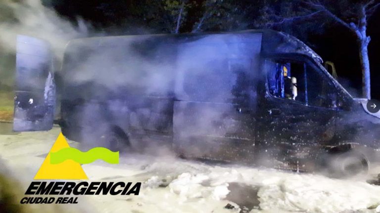 Arde una furgoneta en Los Encinares de Argamasilla de Calatrava