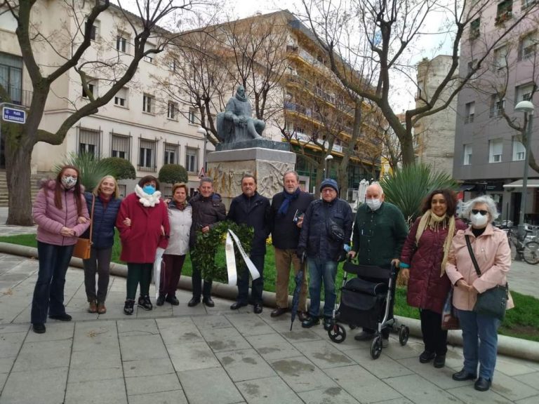 El Grupo Literario Guadiana deposita una corona de laurel a los pies de la escultura de Cervantes con motivo del Día del Libro