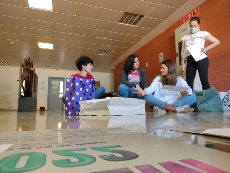 Emoción, nervios e ilusión en el montaje de la primera muestra de arte femenino de Puertollano