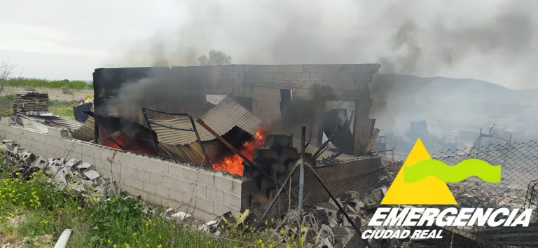 Controlado el incendio de una nave en Villarrubia de los Ojos 