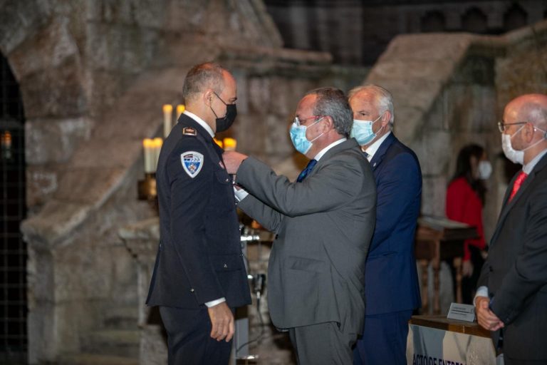 El Gobierno regional reconoce a 158 integrantes de la Policía Local por su trayectoria, una actuación meritoria o la permanencia en el servicio