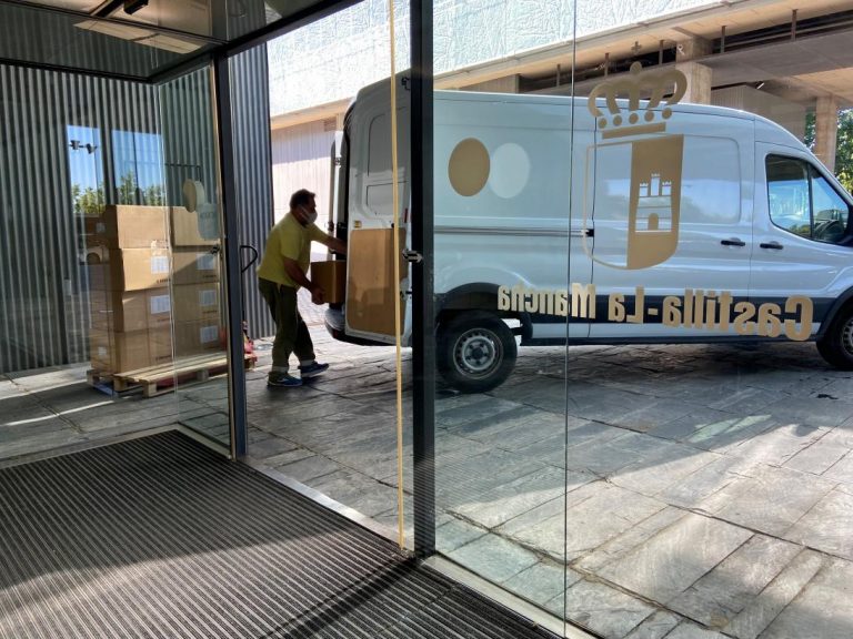 El Gobierno de Castilla-La Mancha ha distribuido cerca de 67 millones de artículos de protección en los centros sanitarios desde el inicio de la pandemia