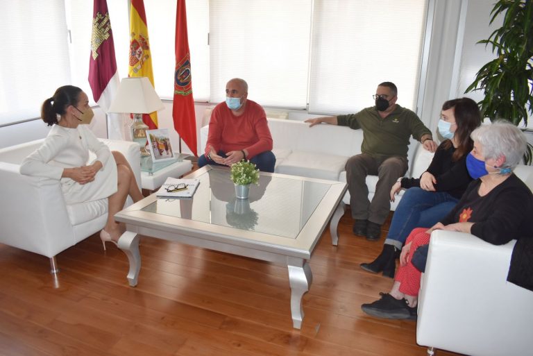 La alcaldesa de Ciudad Real se reúne con la Asociación de  Parkinson “Virgen del Prado”