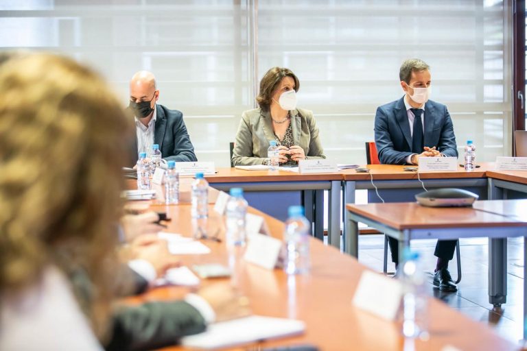 El Gobierno de Castilla-La Mancha impulsa la contratación de más de 200 personas jóvenes investigadoras en el sector público y privado