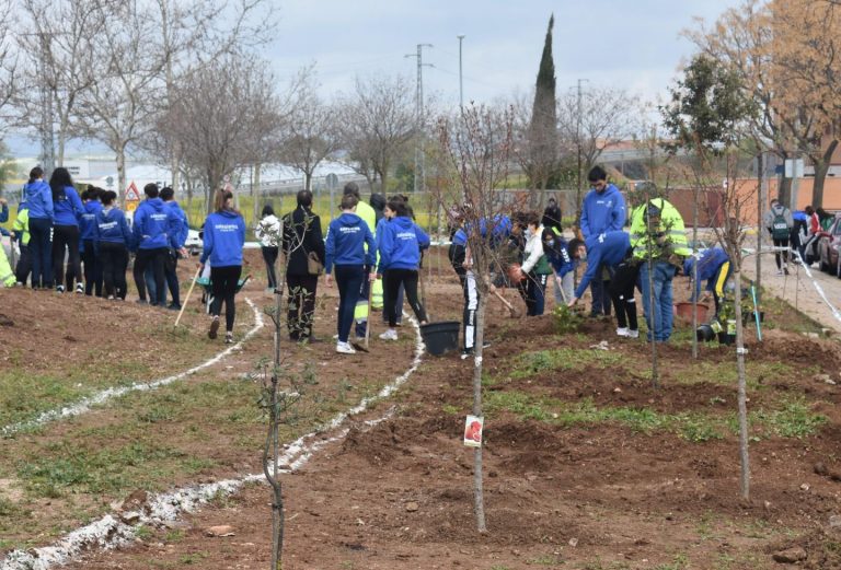 El Ayuntamiento asiste a la plantación de árboles en la Avenida de los Descubrimientos con el alumnado del Colegio Salesiano Hermano Gárate