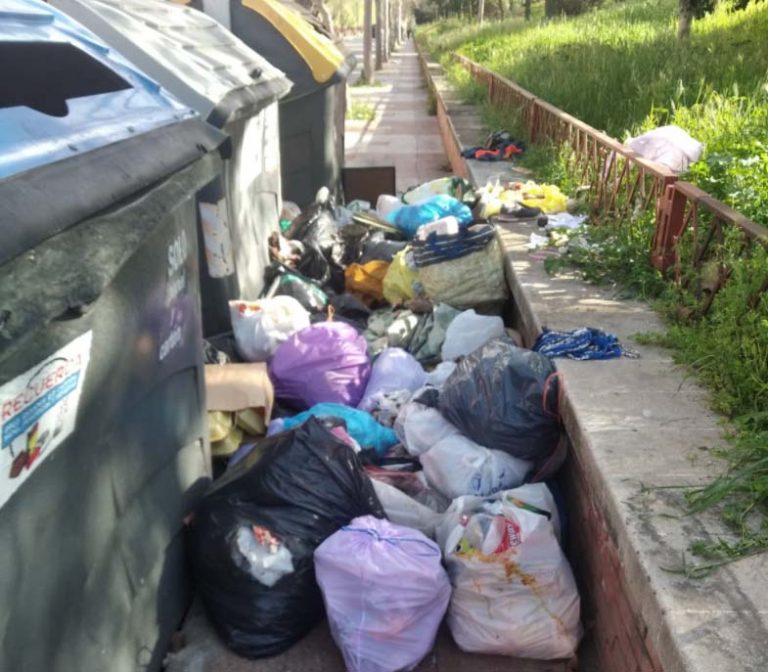 Puertollano: Vecinos denuncian la acumulación de basura y maleza en el entorno de la calle Fernando el Santo