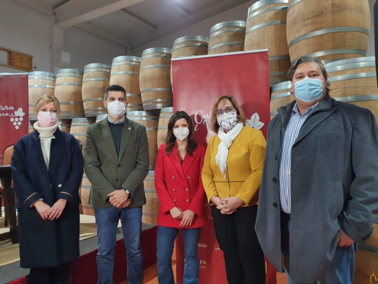 Ana Iris Simón marida su libro Feria con vino de la tierra en ‘La Cultura del Vino’