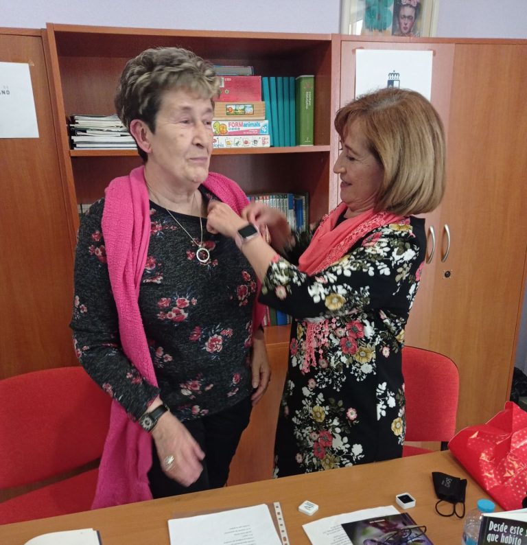 Teresa Sánchez, socia de honor de la prestigiosa asociación «El Timón»