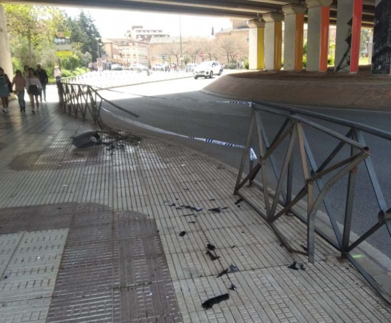 El accidente eterno: Otro vehículo destroza la valla de la rotonda de la Virgen de Gracia de Puertollano
