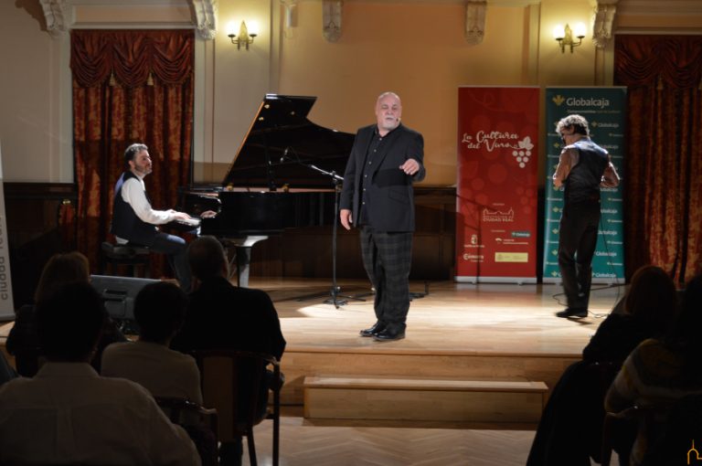 Aldo Méndez y el grupo Veleta Roja envuelven sus improvisados relatos con vino de la tierra