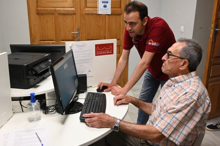 Valdepeñas acerca las redes sociales y el correo electrónico a los mayores a través de diversos cursos