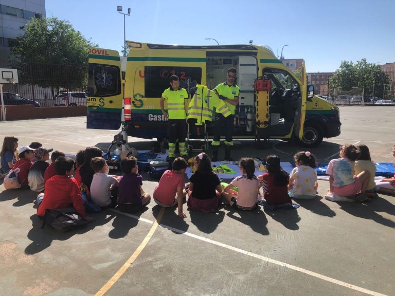 Alumnos de Alcázar participan en una charla sobre la importancia del transporte sanitario con un TES de Digamar