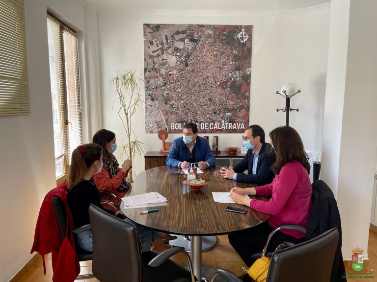 Reunión del Ayuntamiento y representantes de AFAS para acercar la accesibilidad cognitiva a los bolañegos