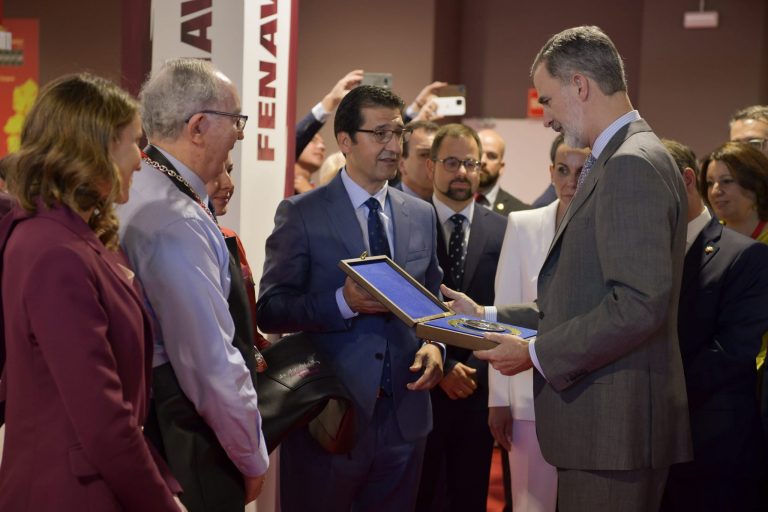 Fenavin abre su X edición con gran expectación y vivas al Rey