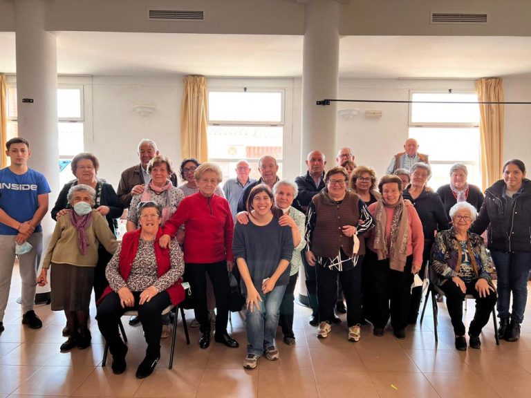 El primer teniente de alcalde, Cándido Barba, visita el taller de memoria “Entrena tu mente” de Aldea del Rey
