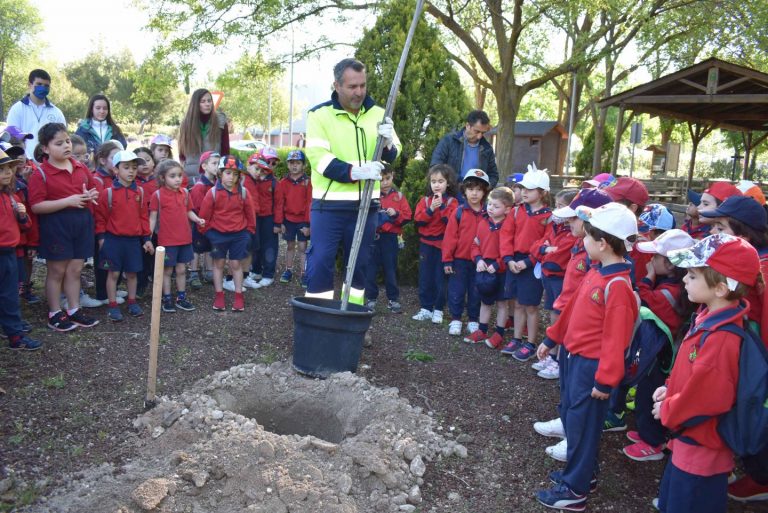 La concejala de Sostenibilidad ha celebrado junto al Colegio Santo Tomás el Día del Planeta con la plantación de árboles