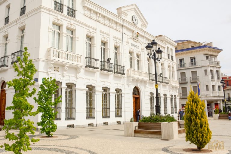 El Ayuntamiento de Tomelloso expresa su condena por el asesinato machista ocurrido  ayer, convoca un minuto de silencio, decreta tres días de luto y  suspende su programación