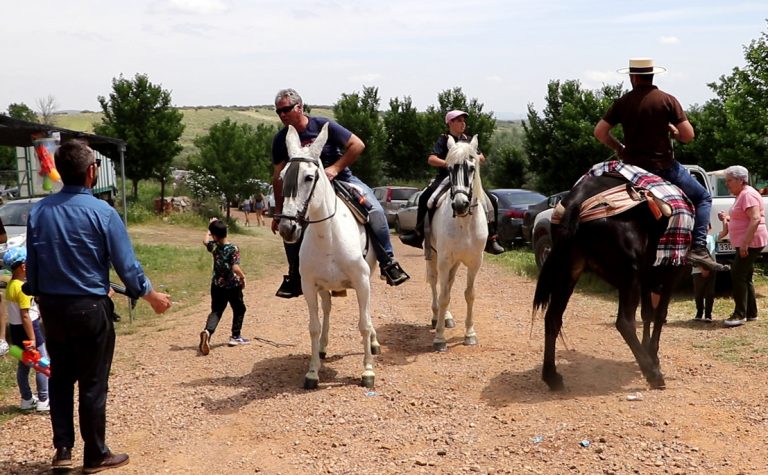 Amistad, familia y acogida en la vuelta de la romería de san Isidro de Brazatortas￼
