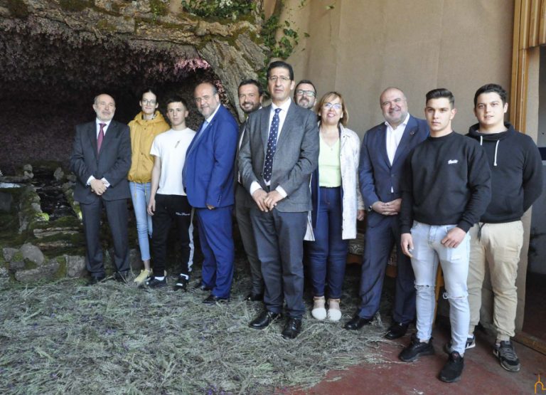 Caballero visita las “Cruces y Mayos” de Piedrabuena y felicita a los vecinos artistas y a los jóvenes que se inician