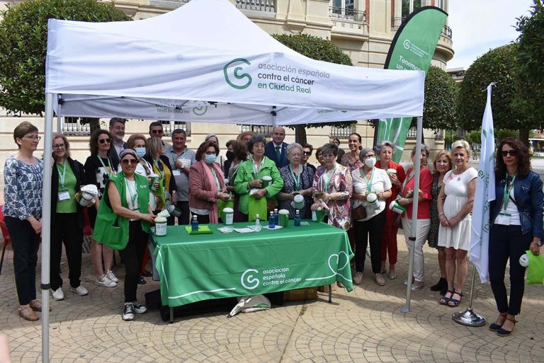 Ciudad Real muestra su apoyo a Asociación Española Contra el Cáncer en su campaña de recaudación de fondos