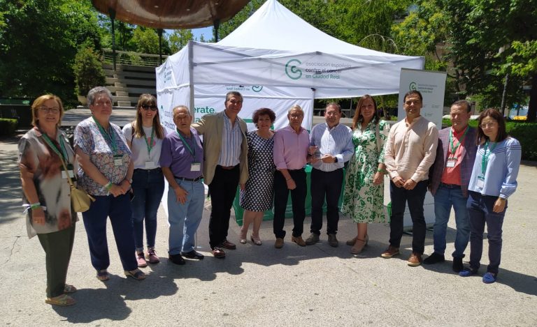 El alcalde de Puertollano hace entrega de la aportación municipal a la AECC tras el apoyo plenario a su Proyecto «Espacios sin Humo»