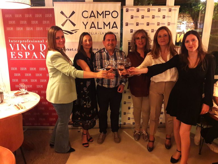 Puertollano: Los vinos de Castilla-La Mancha despiertan los sentidos en una cata maridada de Tierra de Viñedos