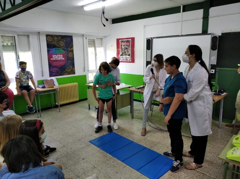 El CEIP Cervantes trabaja los primeros auxilios con los profesionales del Hospital de Valdepeñas