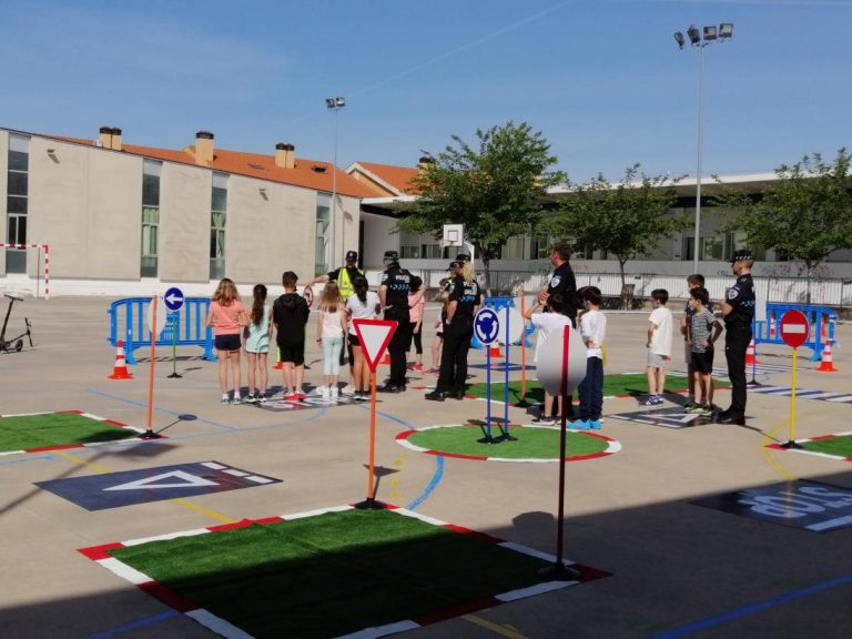 Efectivos de la Policía Local reciben formación para poder llevar la educación vial a los colegios de la Comunidad Autónoma