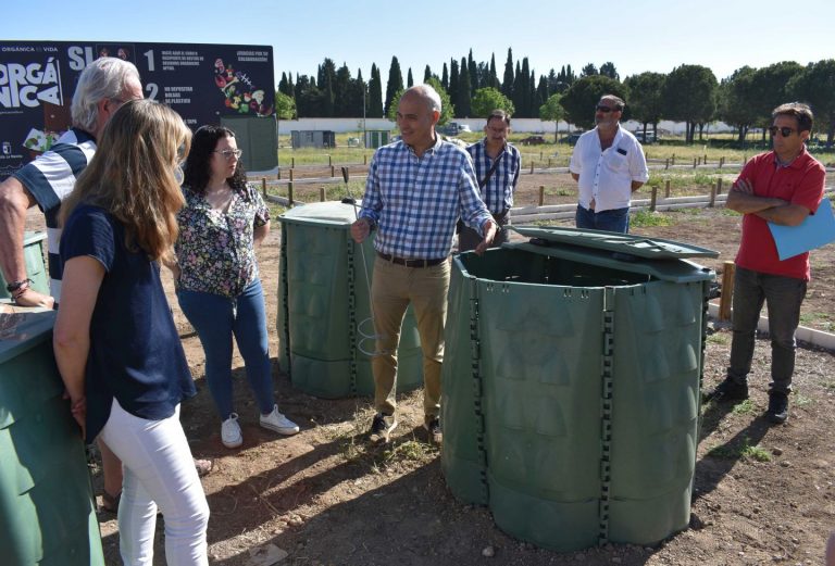 El Ayuntamiento y RSU presentan un nuevo compostaje en el huerto urbano de la Calle Sol
