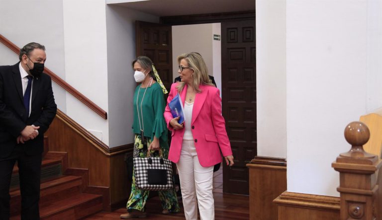 Cortes regionales: El PP escenifica su enfado por no debatir de fiscalidad, PSOE lamenta su «circo» y Cs afea el espectáculo