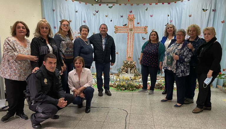 El alcalde de Puertollano visita el sabor a tradición de la Cruz de Mayo del Abulagar