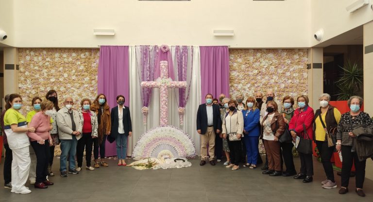 Puertollano: La singular Cruz de Mayo del Centro de Mayores I