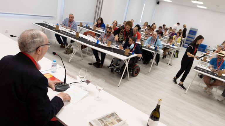 Custodio Zamarra guía a un grupo de invidentes por los vinos de CLM en una cata muy especial en la Feria Nacional del Vino